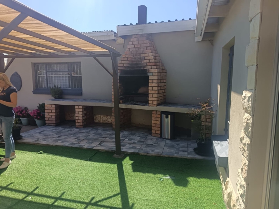 4 Bedroom Property for Sale in Rhodesdene Northern Cape